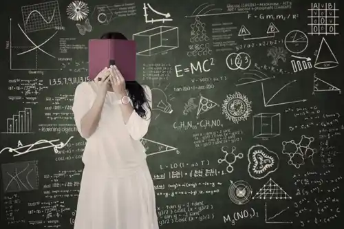 Femme en robe blanche cachant son visage derrière un livre rouge, devant un tableau noir couvert de formules scientifiques. Illustration du poème « Léa » d’Hervé Gransart.