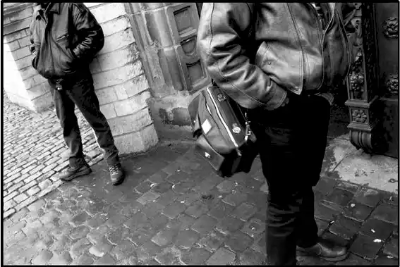 Deux silhouettes en blousons de cuir sur des pavés, cadrage serré sur les corps sans visage, en noir et blanc. Illustration du poème « Sans espoir » d’Hervé Gransart.