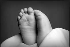 Petits pieds de bébé en noir et blanc, symbole de la petite enfance. Illustration de la nouvelle humoristique « Areuh » d’Hervé Gransart.