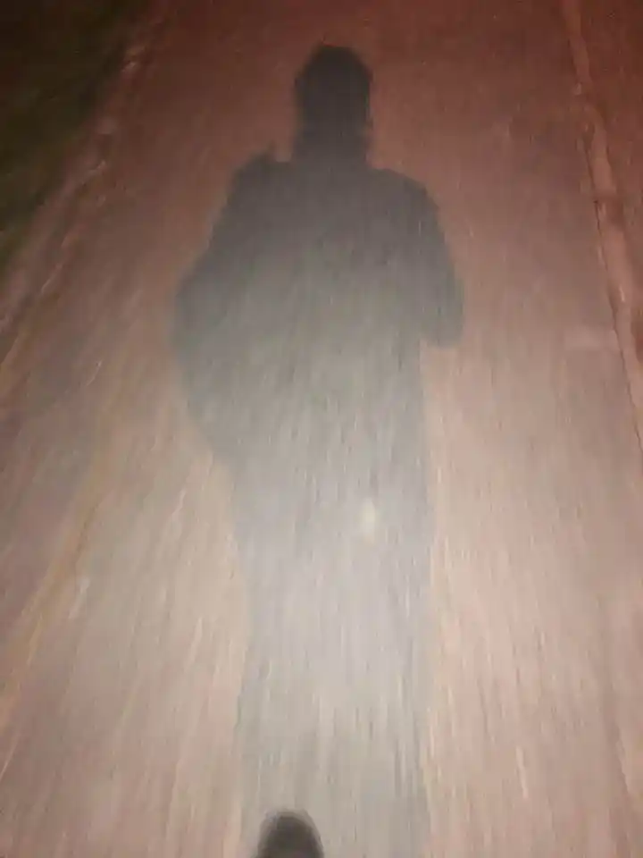 Ombre d’un homme marchant seul sur le bitume, vue en plongée ? Illustration de la nouvelle « En marchant » d’Hervé Gransart.