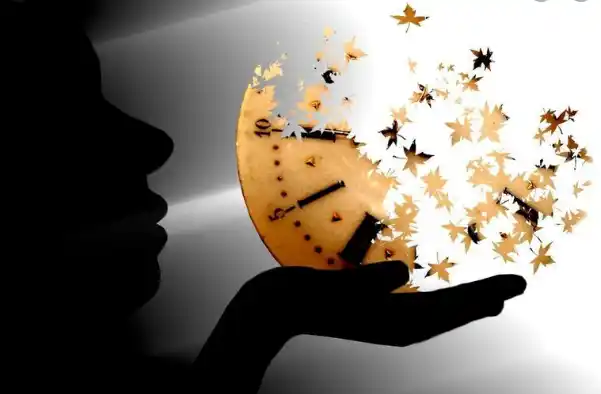 Silhouette soufflant sur une horloge qui s’effrite en feuilles dorées. Illustration de la nouvelle « Flânerie » d’Hervé Gransart.