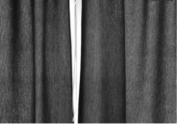 Rideaux sombres entrouverts laissant filtrer un rai de lumière. Illustration de la nouvelle Les Rideaux d’Hervé Gransart.