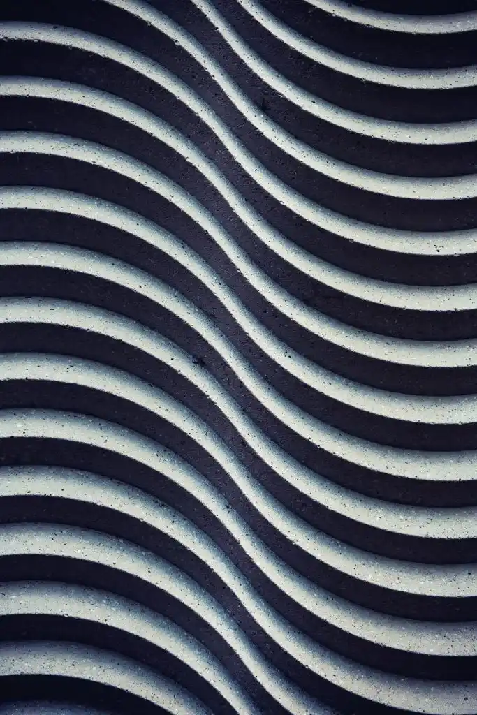 Motif ondulant en noir et blanc évoquant des vagues hypnotiques ou les méandres de la pensée. Illustration de la nouvelle « Vertiges » d’Hervé Gransart.