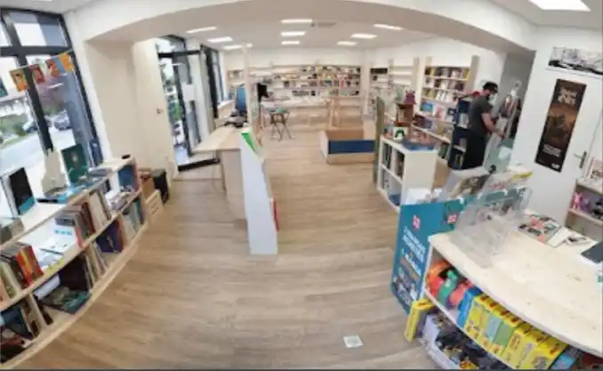 Intérieur de la librairie Arts Frontières de Saint-Genis-Puilly, où ont eu lieu les dédicaces de Hervé Gransart en novembre 2021.